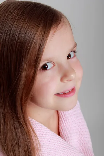 Ragazza in un abito caldo maglia — Foto Stock