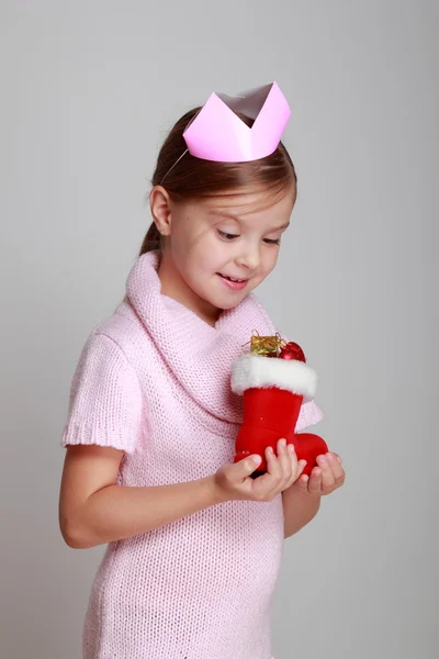 Menina segurando decoração de Natal na mão — Fotografia de Stock