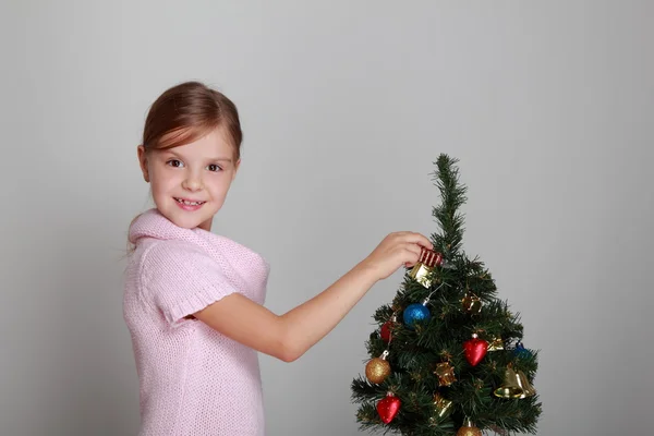 Lachende meisje in de buurt van een kerstboom — Stockfoto