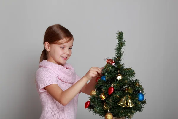 Niño cerca de un árbol de Navidad decorado — Foto de Stock