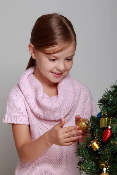 Lächeln Mädchen in der Nähe eines Weihnachtsbaums — Stockfoto