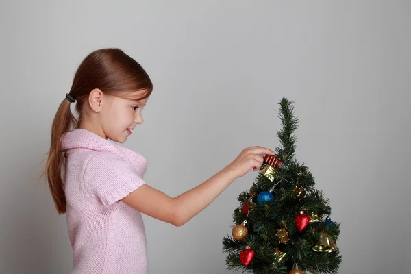 Souriante fille près d'un arbre de Noël — Photo