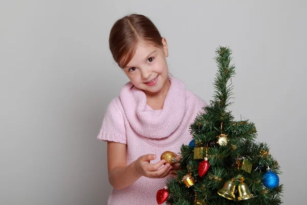 Κορίτσι κοντά στο δέντρο Χριστούγεννα — Φωτογραφία Αρχείου