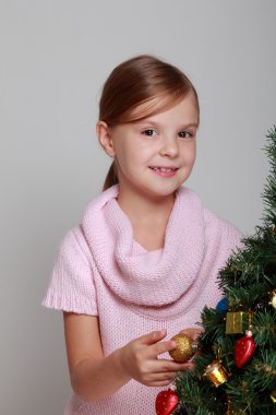 Noel ağacı yakınındaki kız