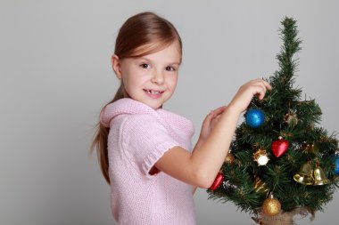 Noel ağacının yanındaki kız