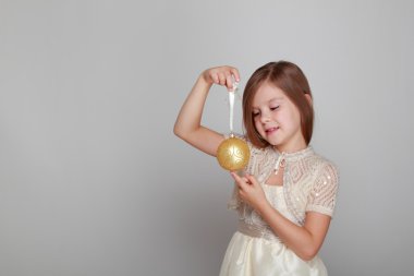 bir Noel süsleri tutan çocuk