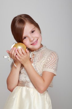 bir Noel süsleri tutan çocuk