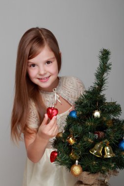 çocuğun yanında Noel ağacı