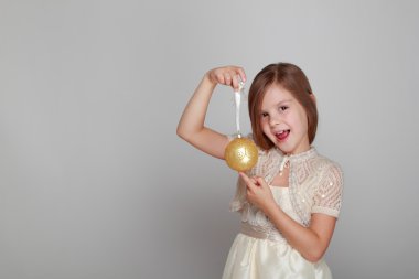 gri bir arka plan üzerinde kız