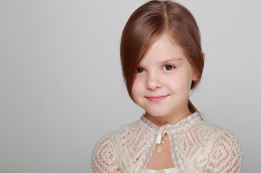 gri bir arka plan üzerinde kız