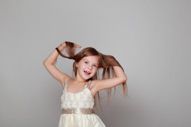 gri bir arka plan üzerinde eğleniyor kız