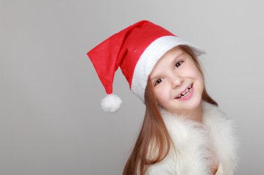 Noel Baba şapkalı kız.