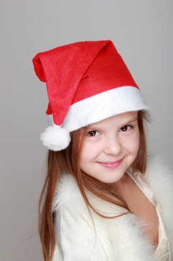 Noel Baba şapkalı kız.