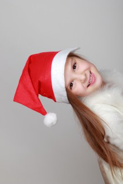 Noel Baba şapkalı kız.