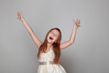 gri bir arka plan üzerinde kız