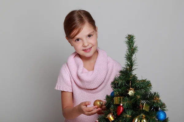 Chica cerca de árbol de Navidad — Foto de Stock