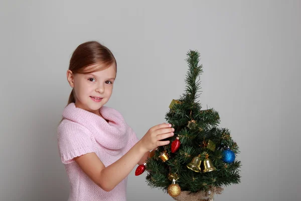 Leende flicka nära en julgran — Stockfoto