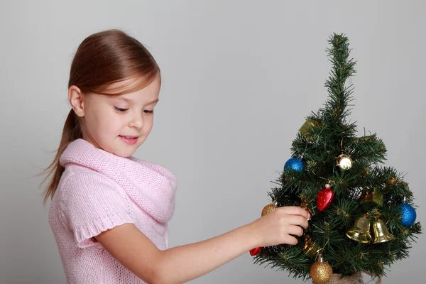 Lachende meisje in de buurt van een kerstboom — Stockfoto