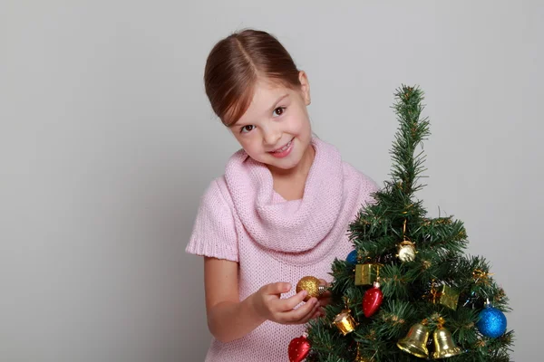 Leende flicka nära en julgran — Stockfoto