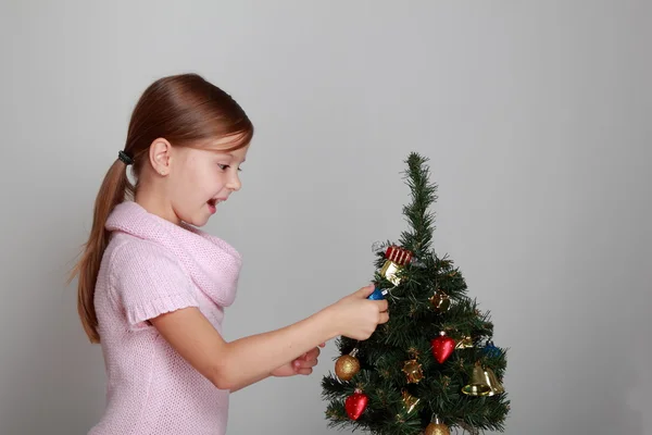 Ragazza sorridente vicino a un albero di Natale — Foto Stock