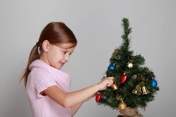 Ragazza sorridente vicino a un albero di Natale — Foto Stock