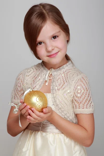 Menina segurando um balão amarelo de Natal para — Fotografia de Stock