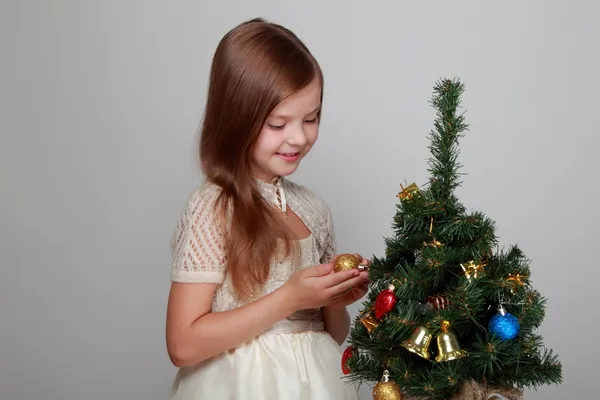 Chica sonriente cerca de un árbol de Navidad — Foto de Stock