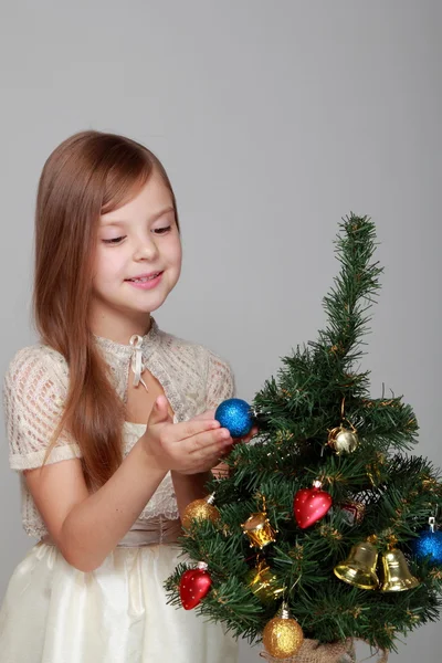 Lachende meisje in de buurt van een kerstboom — Stockfoto