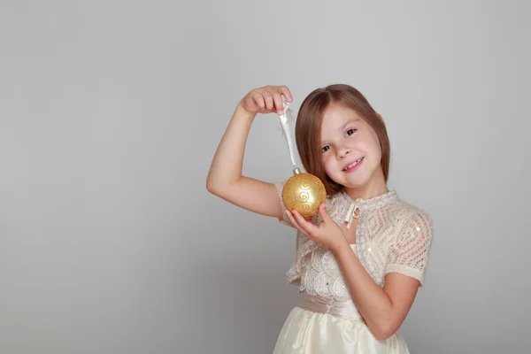 Menina segurando uma bola de Natal — Fotografia de Stock