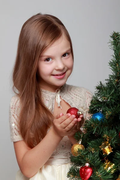 Gyermek közelében karácsonyfa — Stock Fotó