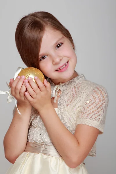 Mädchen hält Weihnachtskugel in der Hand — Stockfoto