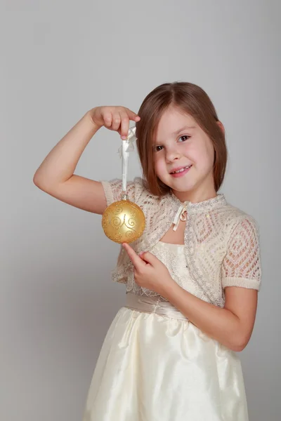 Mädchen hält Weihnachtskugel in der Hand — Stockfoto