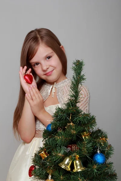 Kız yanında bir Noel ağacı — Stok fotoğraf