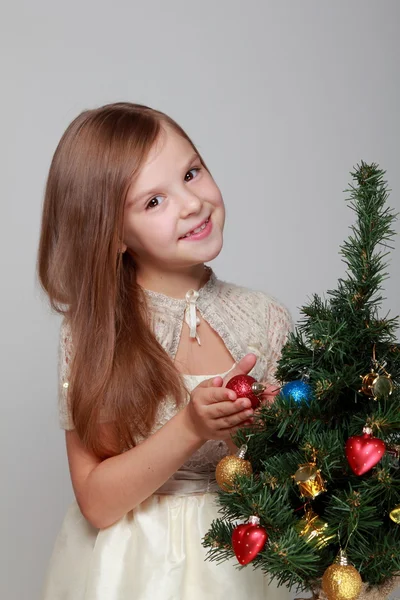 Liten flicka nära trädet cristmas — Stockfoto