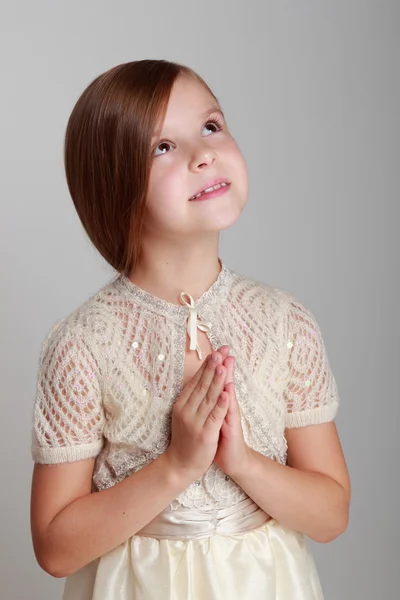 Милая маленькая девочка в платье — стоковое фото