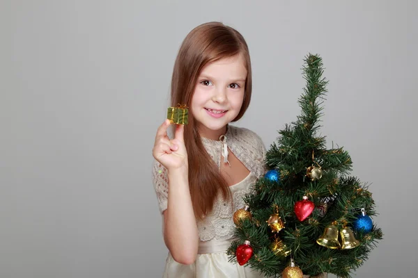 Ragazza vicino all'albero di Natale — Foto Stock