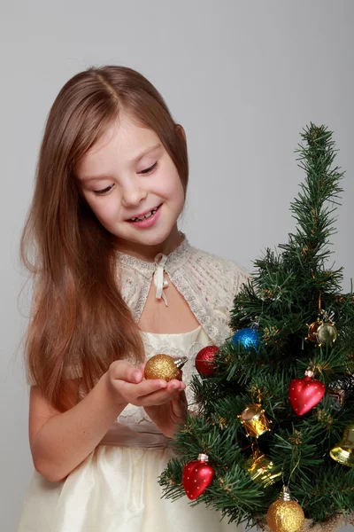 Dziecko w pobliżu choinki — Zdjęcie stockowe