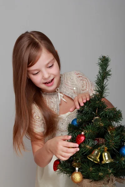 Çocuğun yanında dekore edilmiş bir Noel ağacı — Stok fotoğraf