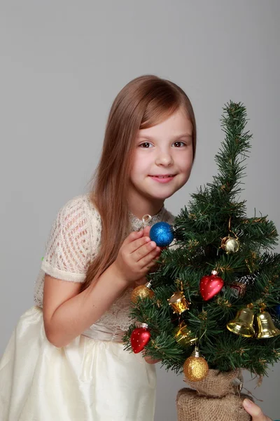 Mädchen in der Nähe von Weihnachtsbaum — Stockfoto