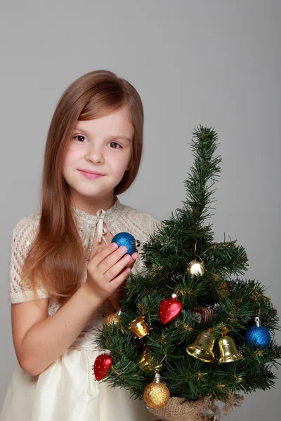 Chica sonriente cerca de un árbol de Navidad —  Fotos de Stock