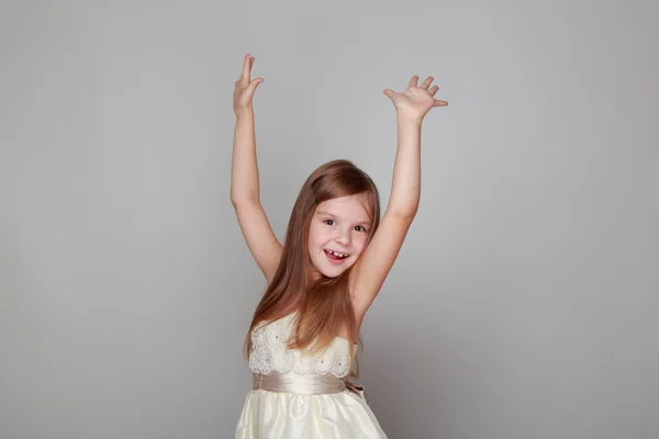 Meisje dansen op een grijze achtergrond — Stockfoto