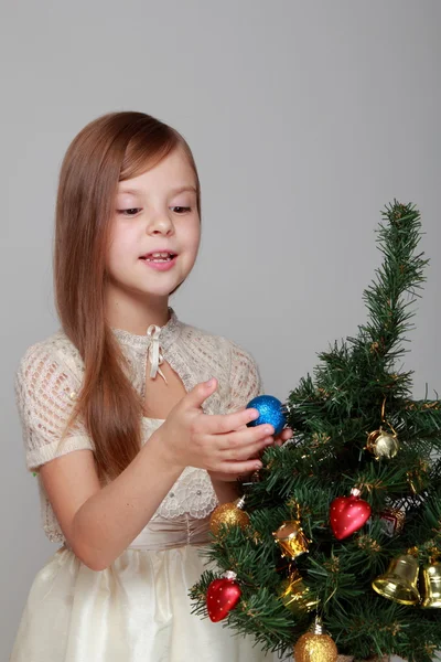 Schattig klein meisje in jurk — Stockfoto