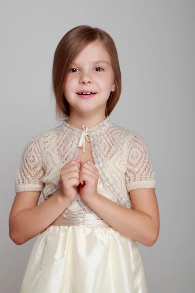 Niedliches kleines Mädchen im Kleid — Stockfoto