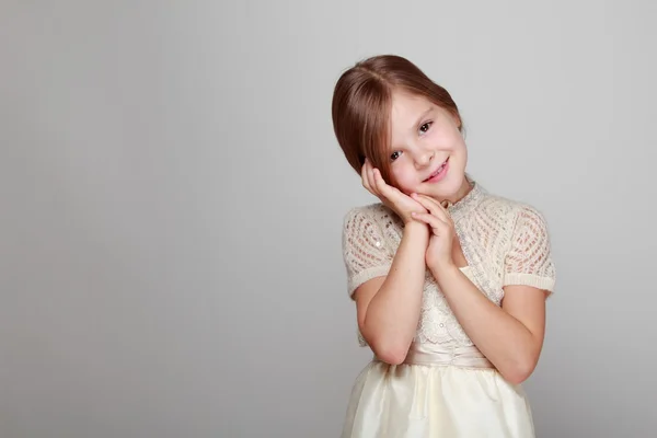 Schattig klein meisje in jurk — Stockfoto