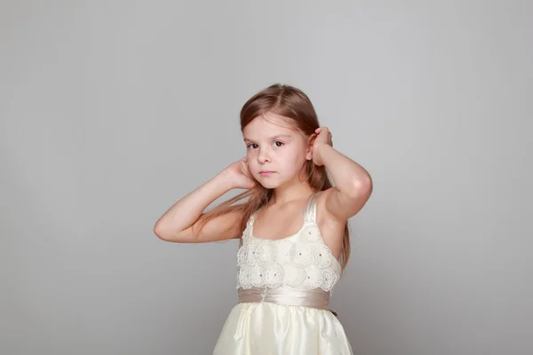 Mädchen haben Spaß auf grauem Hintergrund — Stockfoto