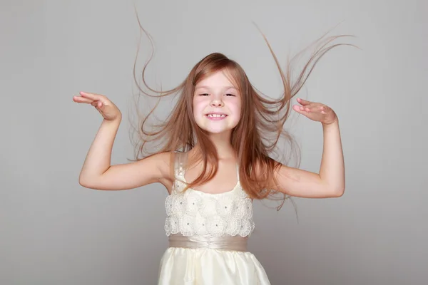 Ragazza divertirsi su uno sfondo grigio — Foto Stock