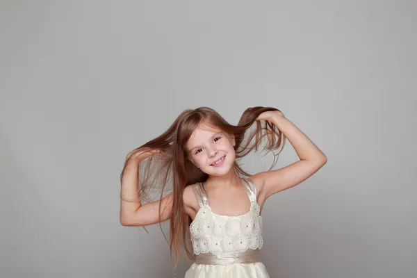 Κορίτσι που χορεύει σε γκρι φόντο — Φωτογραφία Αρχείου