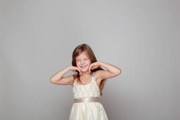 Chica divirtiéndose sobre un fondo gris — Foto de Stock