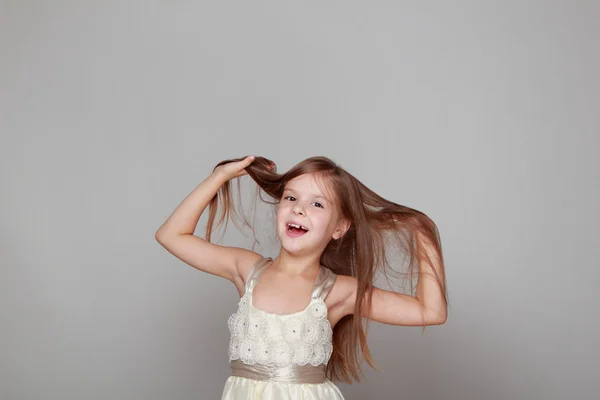 Klein meisje springen — Stockfoto