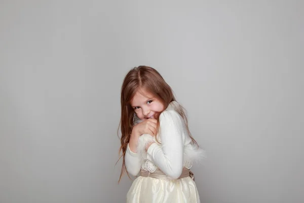 Chica divirtiéndose sobre un fondo gris —  Fotos de Stock